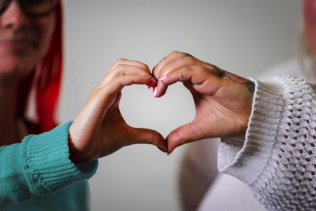 Two hands are forming a heart shape. / Kaksi kättä muodostaa sydämen muodon.